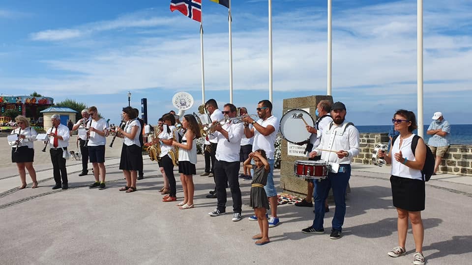 Les musiciens aux abords d'un événement festif, prêts à jouer pour le public